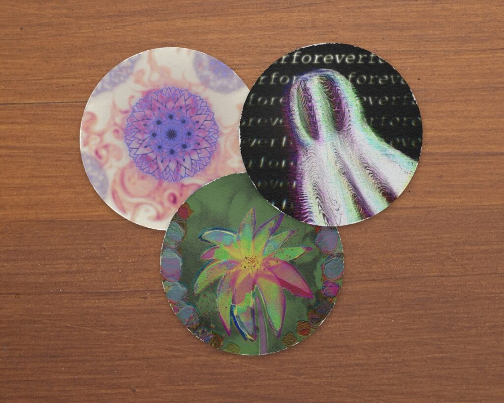 Caps mit Artworks "Gemeometrisches Blumenmuster", "Bunte Pflanze" und "Geistähnliches Wesen", illustriert von Luearis.ink