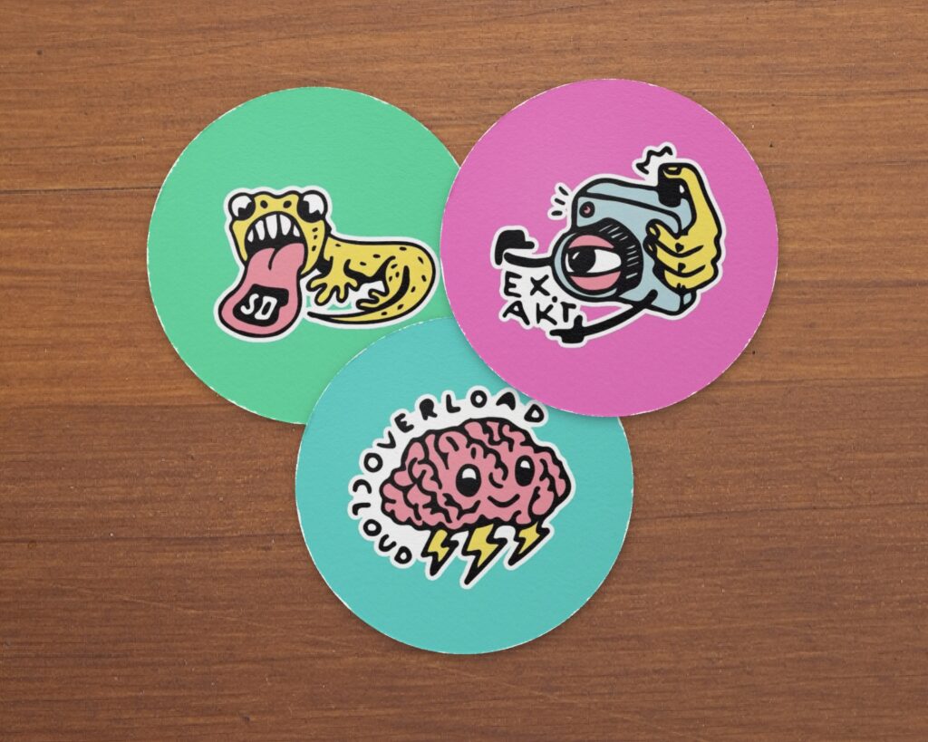 Caps mit Artworks "Echse", "Fotoapparat mit Auge" und "Gehirn mit Blitzen", illustriert von Paulita.Arts