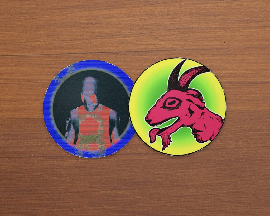 Caps mit Artworks "Gruseliger Humanoid" und "Ziege", illustriert von EgoTherapie