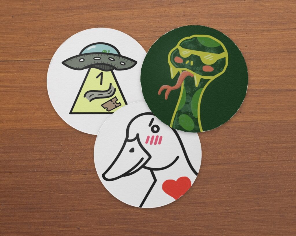 Caps mit Artworks "Ufo", "Schlange" und "Ente", illustriert von Baenndicoot