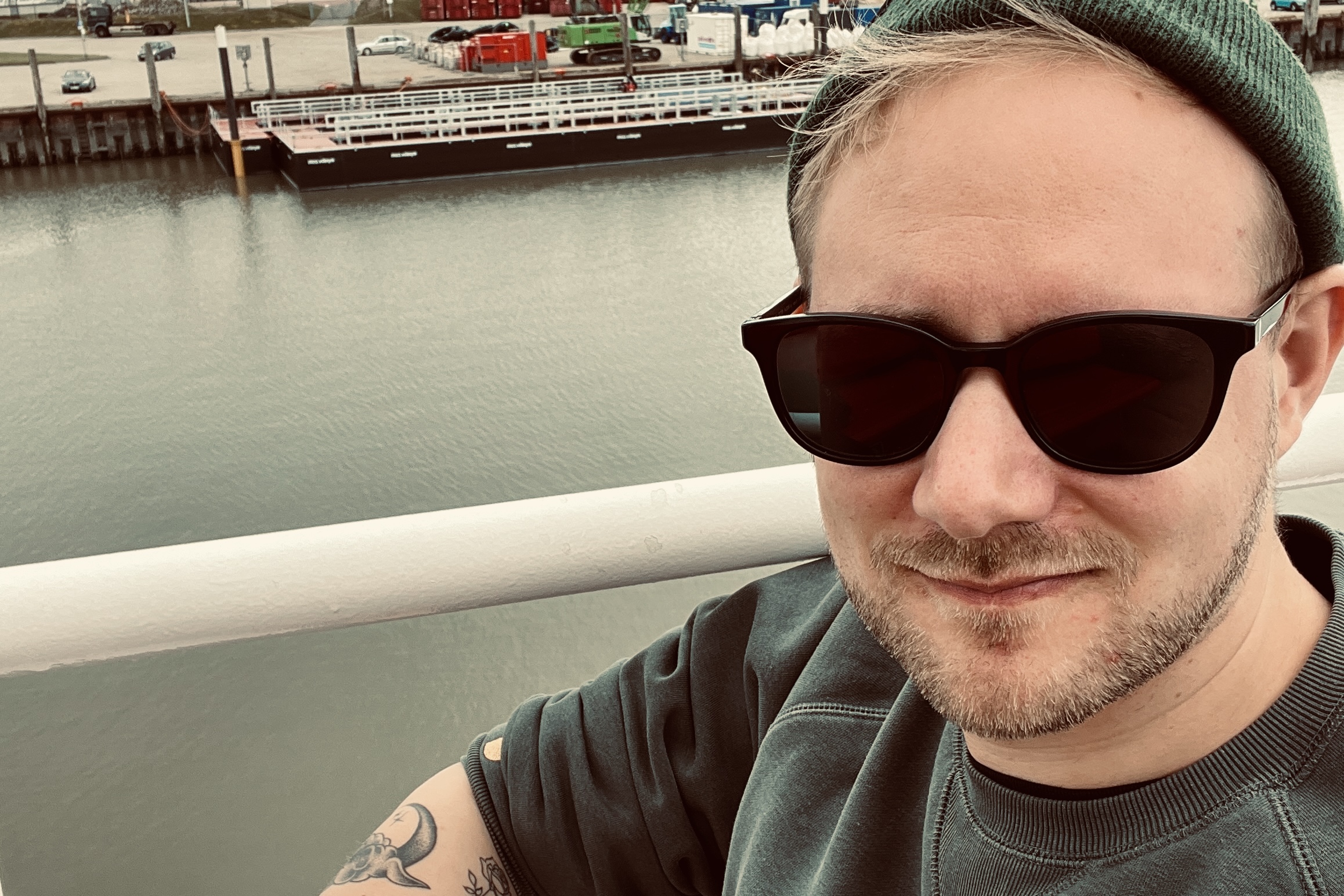 Dominik Holzer mit Sonnenbrille am Hafen